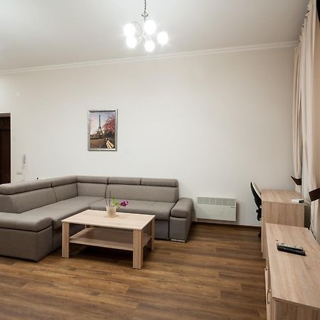Wonderful Flat On City Center Oujhorod Extérieur photo