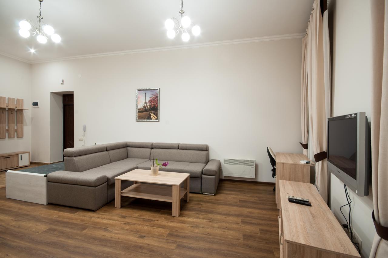 Wonderful Flat On City Center Oujhorod Extérieur photo